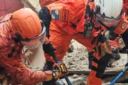 Bombeiros buscam por crianças que ficaram desaparecidas após desabamento de casa no Rio de Janeiro
