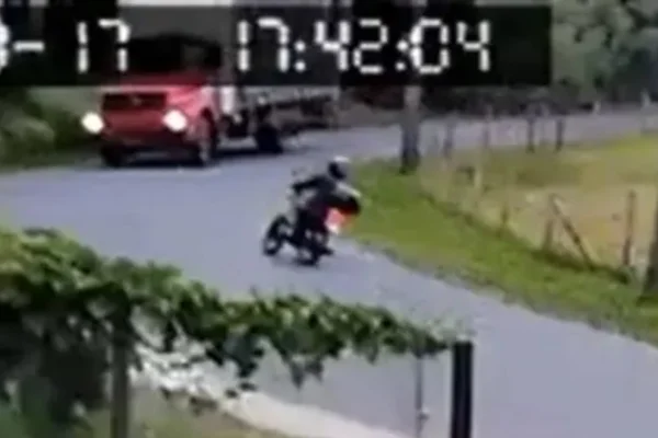 Imagem colorida, motociclista morre ao bater com caminhão-Metrópoles
