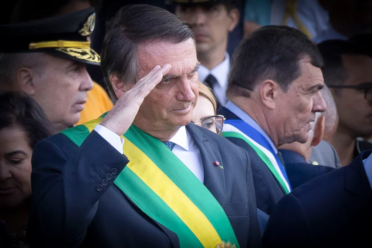 Ex-presidente jair Bolsonaro bate continência para militares - metrópoles