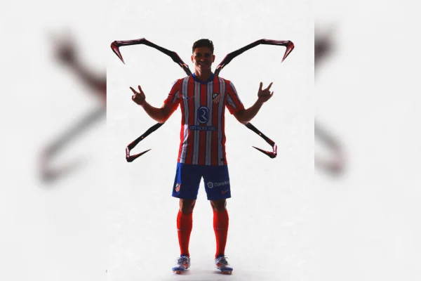 Imagem colorida de Júlian Álvarez com braços de aranha - Metrópoles