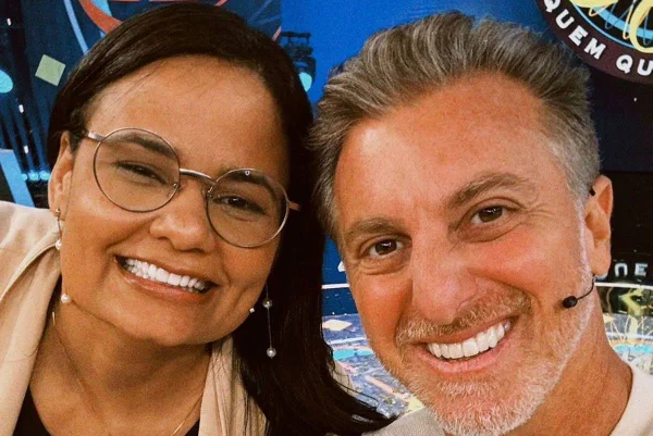 Foto colorida de Jullie Dutra com Luciano Huck - Metrópoles