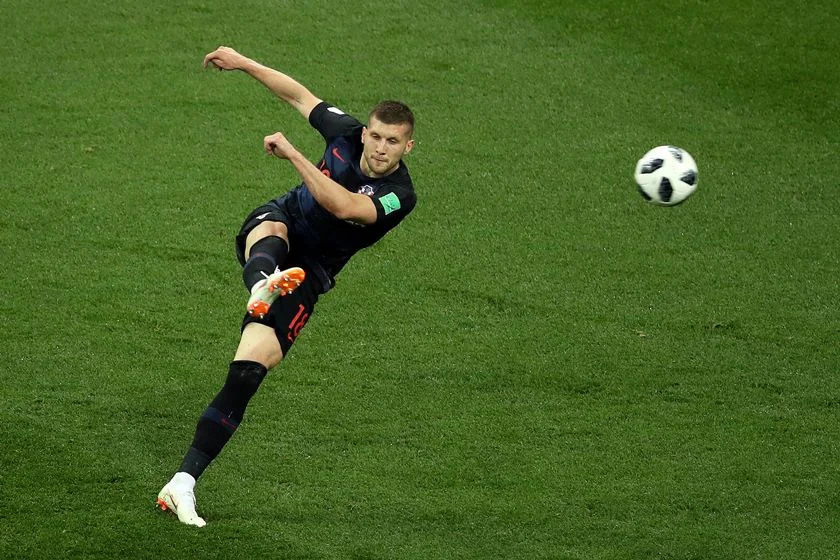 Momento exato do chute de Rebic que resultou no gol Momento exato do chute de Rebic que resultou no gol