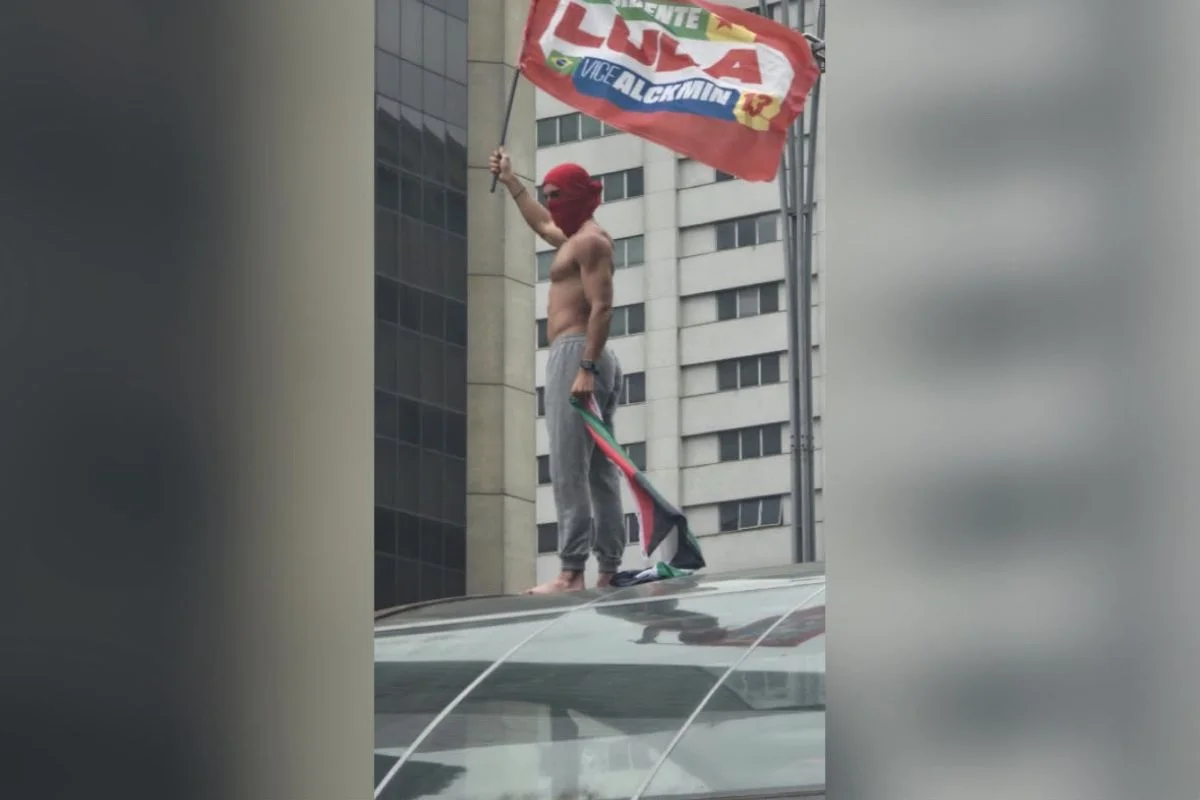 Quem é o “Gostoso da Paulista”, que viralizou após ato pró-Lula em SP - imagem 3 Quem é o “Gostoso da Paulista”, que viralizou após ato pró-Lula em SP - imagem 3