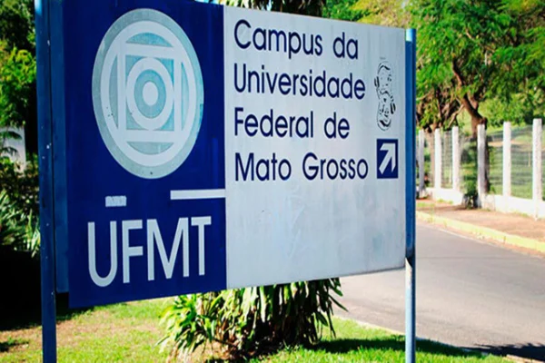 Imagem colorida de placa da UFMT - Metrópoles