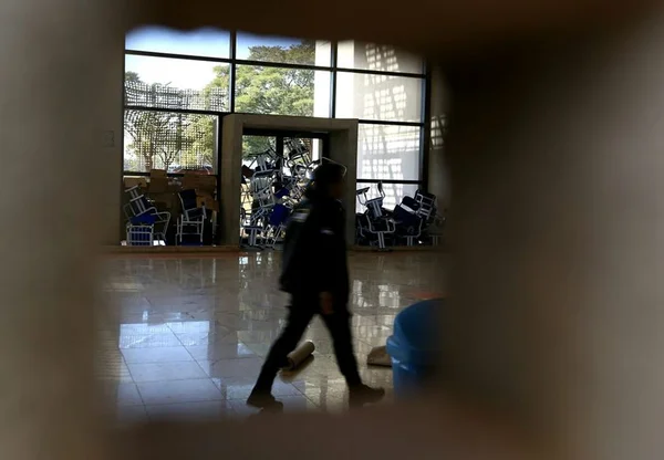 Em protesto, estudantes ocupam salas na UnB e impedem aulas