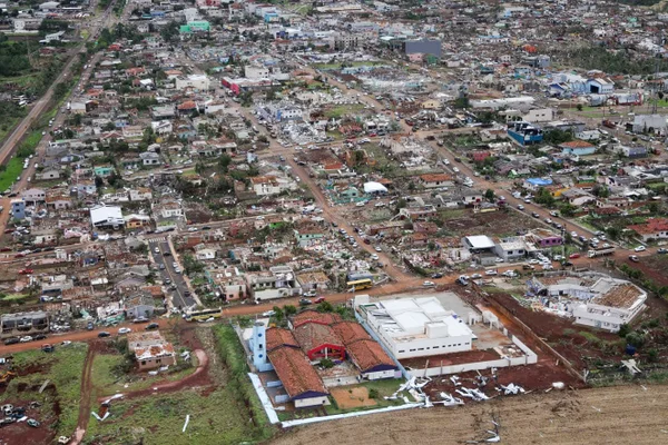 Tornado com ventos de até 250 km:h devastou o município de Rio Bonito do Iguaçu, no Paraná. Ao menos seis pessoas morreram Metrópoles