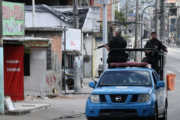 Vídeo: Mãe é impedida de entrar na favela atrás de corpos dos filhos