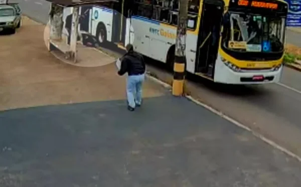 Câmera registrou quando mulher foi atropelada, em Aparecida de Goiânia, Goiás