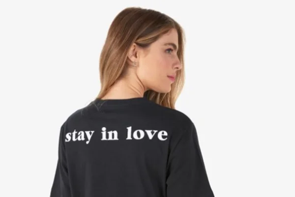 Modelo com blusa antiviral