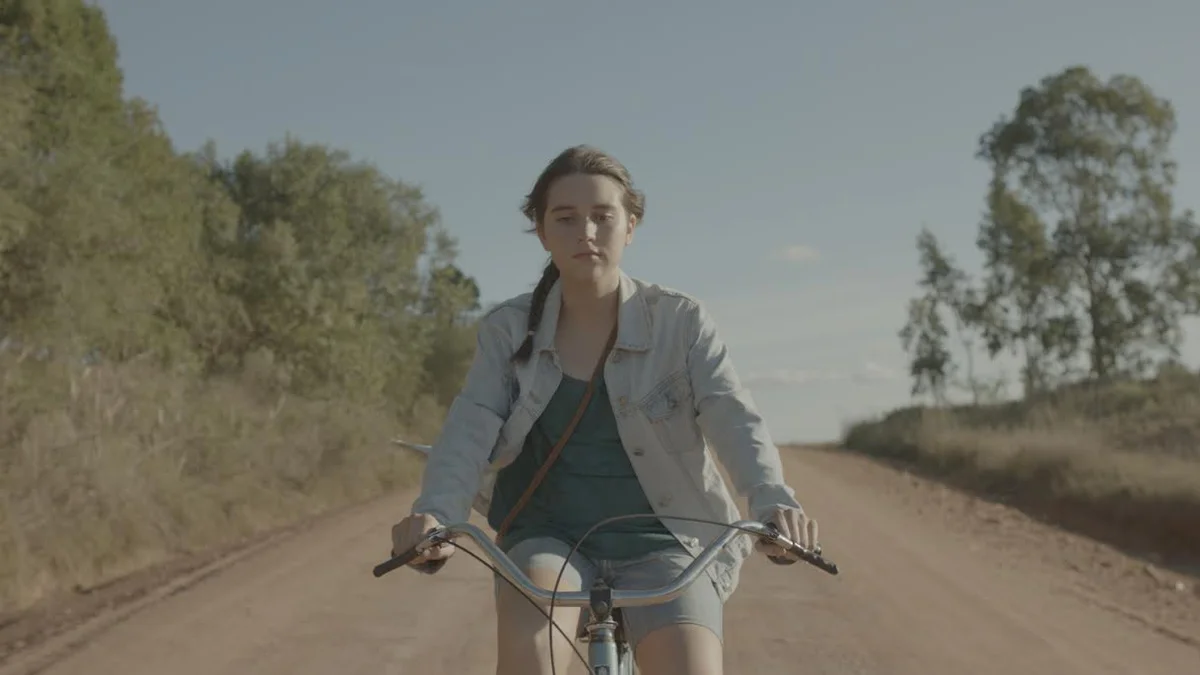 Coprodução entre Brasil e Uruguai, <a href="http://www.metropoles.com/filme/mulher-do-pai"target="_blank">"Mulher do Pai"</a> segue pai (Marat Descartes) e filha (Maria Galant) que precisam reajustar o relacionamento após a morte da avó. Estreia na direção da gaúcha Cristiane Oliveira. Passou no Festival de Berlim e ganhou três prêmios no Festival do Rio (direção, atriz coadjuvante para Verónica Perrotta e fotografia). <a href="https://www.youtube.com/watch?v=lN3fjY4dg5A"target="_blank">Veja trailer</a> Coprodução entre Brasil e Uruguai, <a href="http://www.metropoles.com/filme/mulher-do-pai"target="_blank">"Mulher do Pai"</a> segue pai (Marat Descartes) e filha (Maria Galant) que precisam reajustar o relacionamento após a morte da avó. Estreia na direção da gaúcha Cristiane Oliveira. Passou no Festival de Berlim e ganhou três prêmios no Festival do Rio (direção, atriz coadjuvante para Verónica Perrotta e fotografia). <a href="https://www.youtube.com/watch?v=lN3fjY4dg5A"target="_blank">Veja trailer</a>