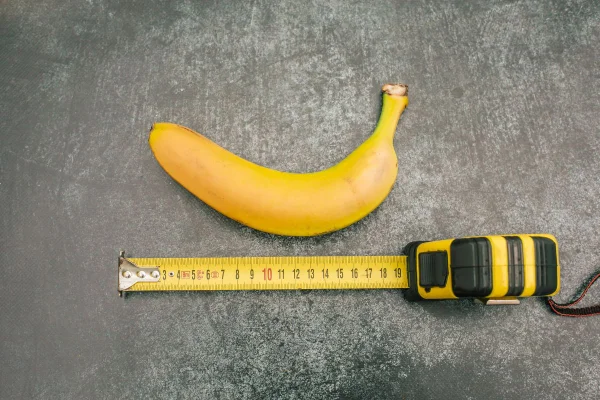 foto colorida banana com fita métrica simulando harmonização