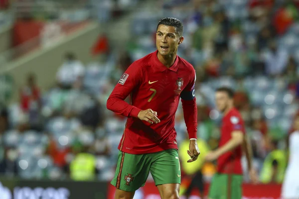 Cristiano Ronaldo perde pênalti, faz 2 gols e garante virada de Portugal