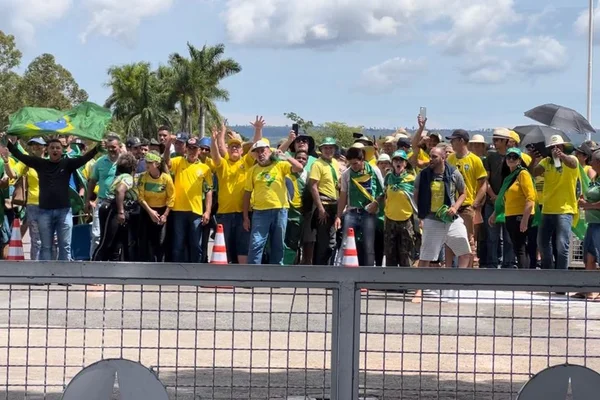 Bolsonaristas na frente do Palácio da Alvorada