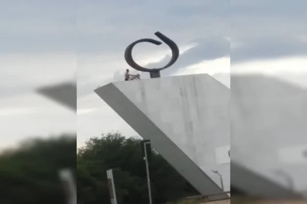 Casal transando em monumento