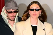 Justin Bieber e Hailey Bieber são clicados por um fotógrafo Justin Bieber e Hailey Bieber são clicados por um fotógrafo