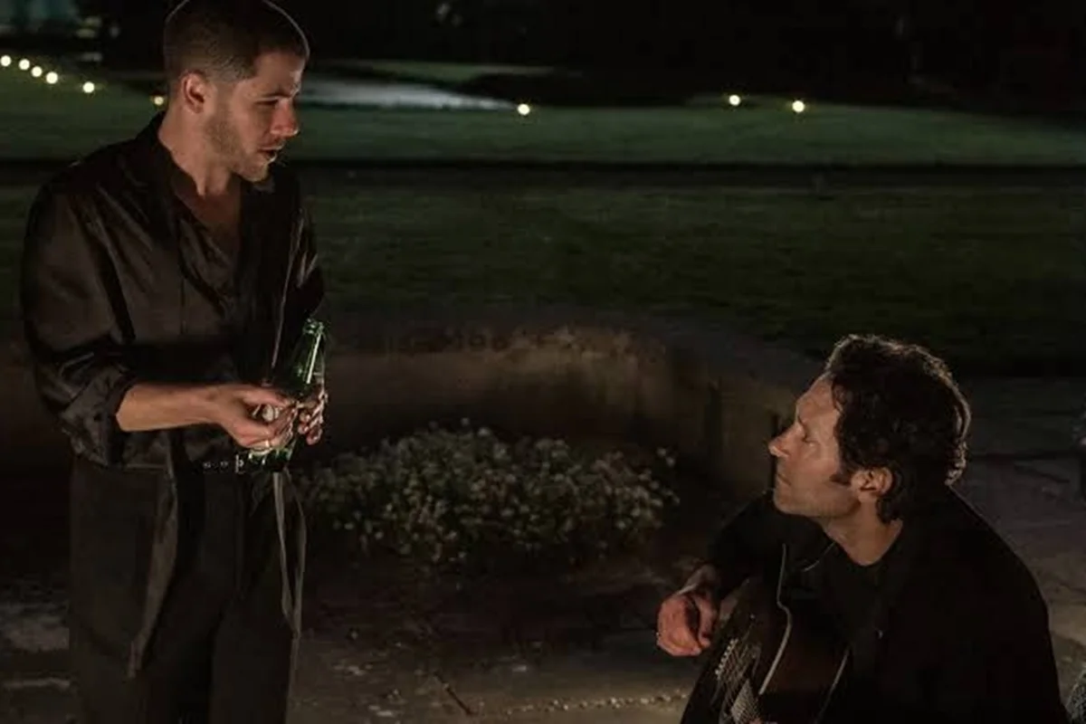 Hit Para Dois: O drama de John Carney, estrelado por Paul Rudd e Nick Jonas, é movido por música, identidade e autoria. A trama acompanha um cantor que vê um antigo parceiro transformar em sucesso uma canção roubada, explorando os bastidores da indústria musical. Hit Para Dois: O drama de John Carney, estrelado por Paul Rudd e Nick Jonas, é movido por música, identidade e autoria. A trama acompanha um cantor que vê um antigo parceiro transformar em sucesso uma canção roubada, explorando os bastidores da indústria musical.