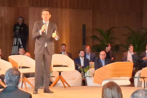 Foto colorida do presidente da Câmara dos Deputados, Hugo Motta, discursando em evento em São Paulo - Metrópoles