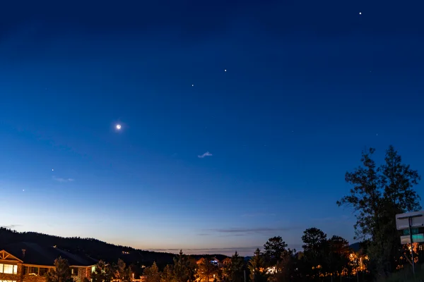 Foto de céu com 5 planetas alinhados - Metrópoles