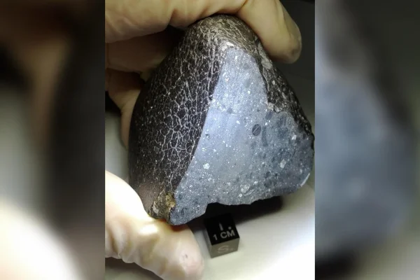 Imagem colorida do meteorito marciano NWA 7034 - Metrópoles