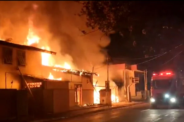 Imagem colorida de incêndio em prédio