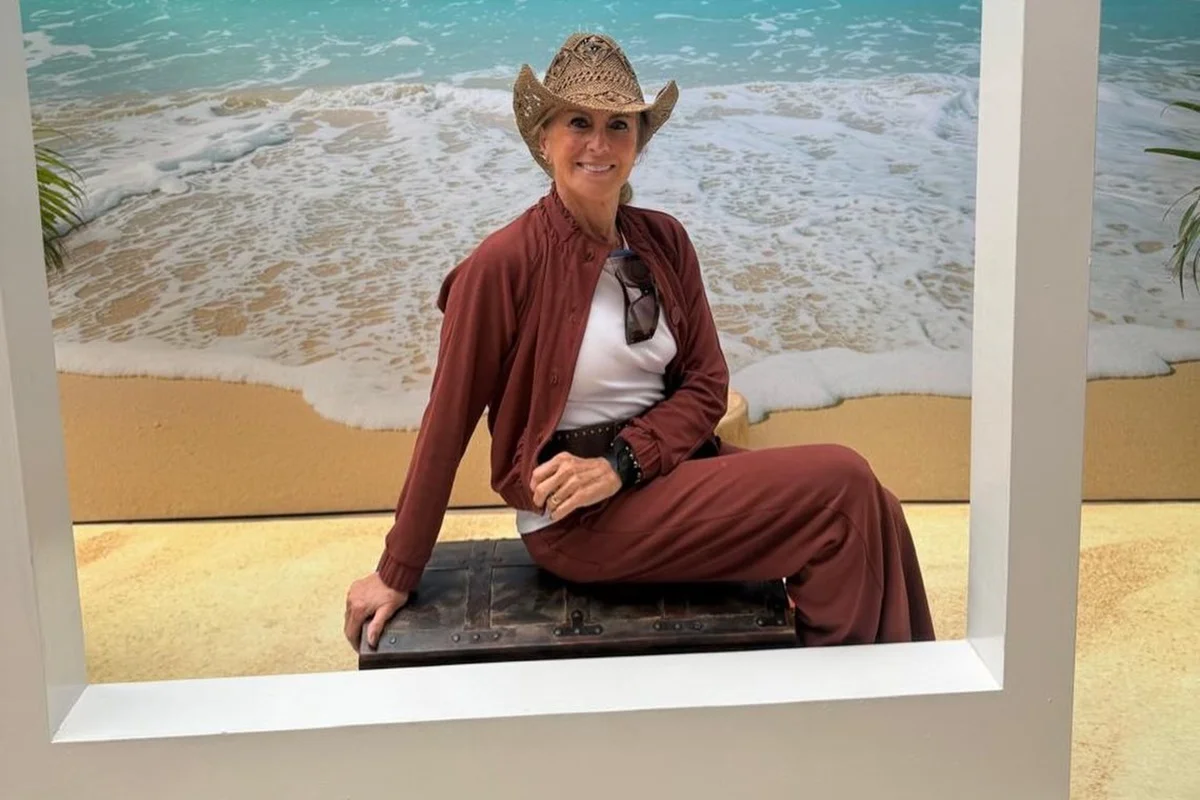 Helô Pinheiro posa sorridente para as redes sociais