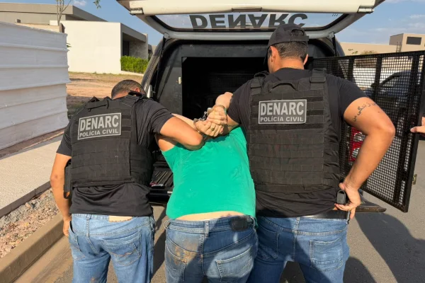 Imagem colorida mostra momento da prisão de homem que colocou droga no carro da ex - Metrópoles