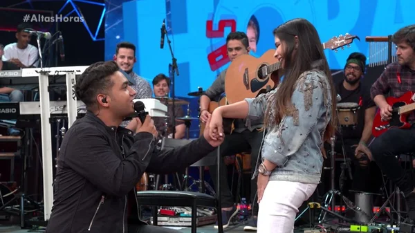 No Altas Horas de sábado, sertanejo Juliano pede a mão da namorada