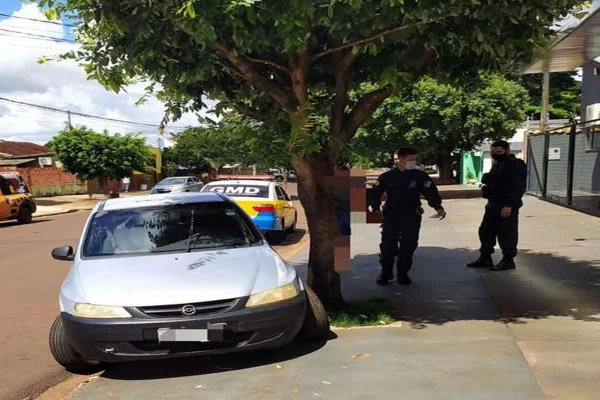 Casal discute na rua, mulher leva soco e tenta atropelar marido em MS