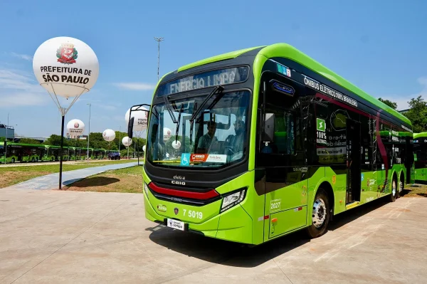 Fotografia colorida mostrando ônibus elétrico-Metrópoles