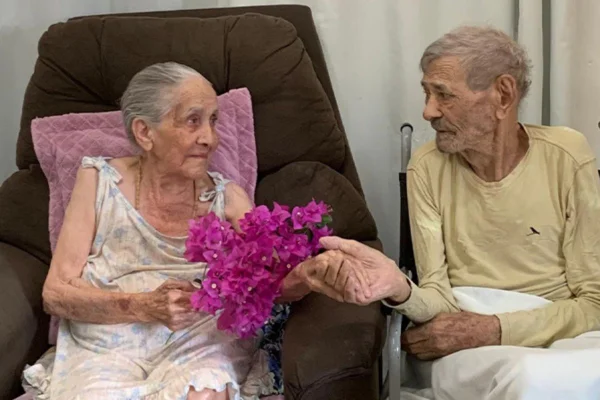 Foto colorida de um casal de idosos - Metrópoles