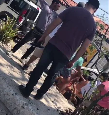 Imagens fortes. Jovem espanca e mata amante do pai no meio da rua