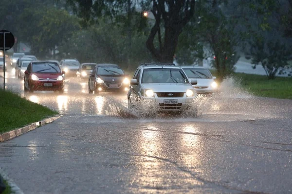 Inmet emite alerta de fortes chuvas para regiões próximas ao DF