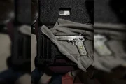 Durante os mandados de busca, uma arma foi encontrada em um dos endereços