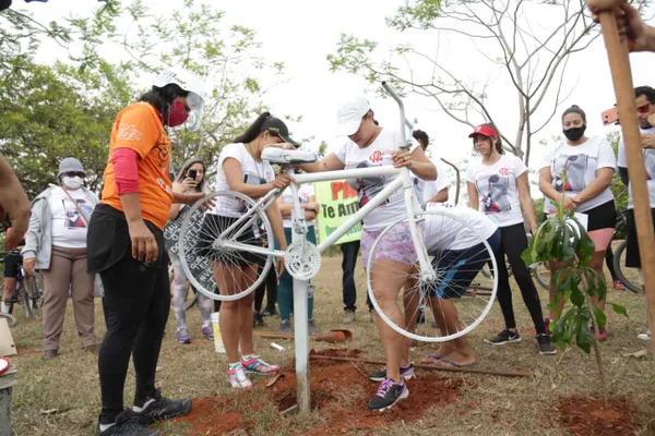 Ong rodas da paz, instala ghost bikes em homenagem a ciclistas que morreram nas vias do DF 1