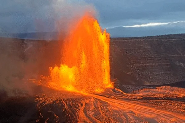 Imagem colorida de vulcão em erupção - Metrópoles