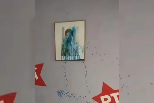 Vídeo: sede do PT em Diadema é alvo de vandalismo