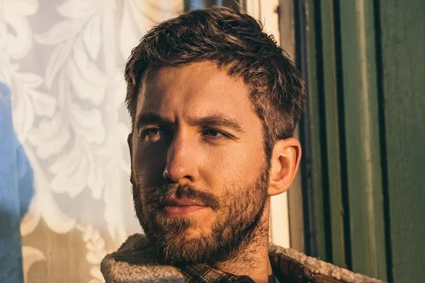 Foto colorida de Calvin Harris