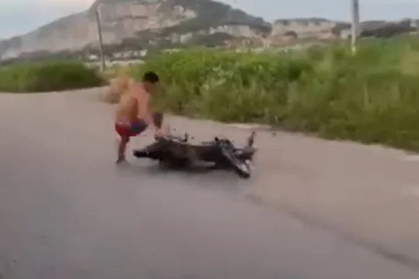 Imagem colorida, jovem de 16 anos morre após sofrer acidente ao dar "grau" de moto- Metrópoles