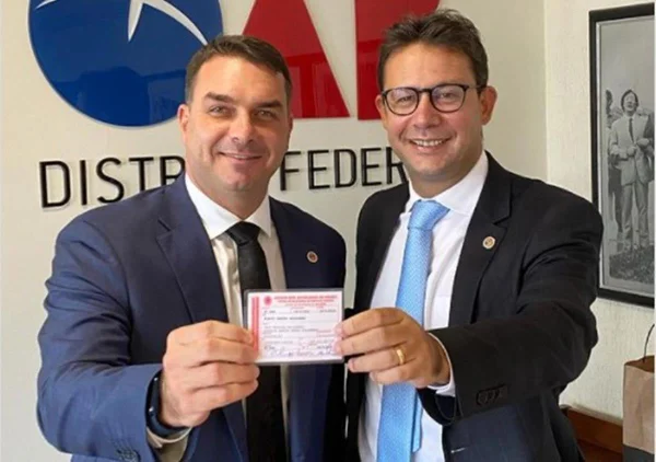 Com carteirinha da OAB-DF, Flávio Bolsonaro trabalhará como advogado