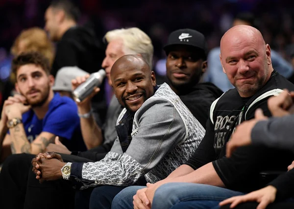 Ao lado de Dana White, Mayweather anuncia retorno aos ringues