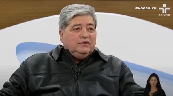 Imagem colorida mostra o apresentador José Luiz Datena concedendo entrevista - Metrópoles