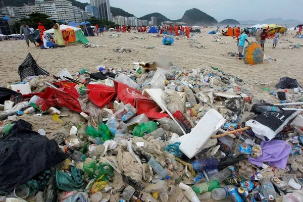 Após festa, garis retiram 290 toneladas de lixo da Praia de Copacabana