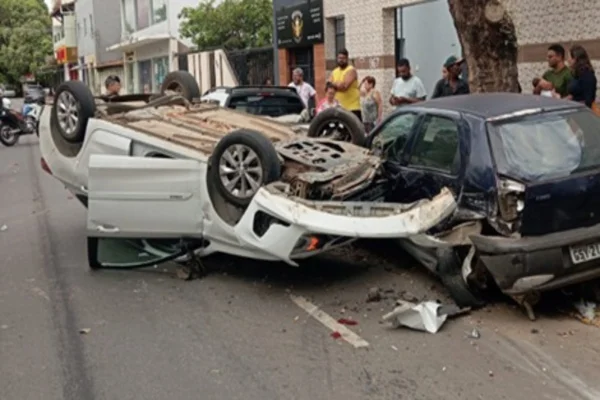 Carro capota em Governador Valadares