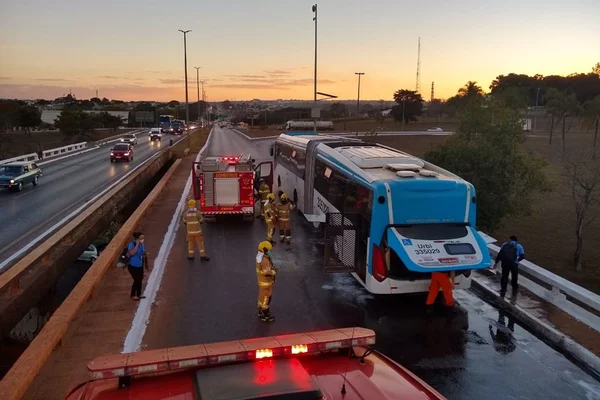 Ônibus pegou fogo na EPNB