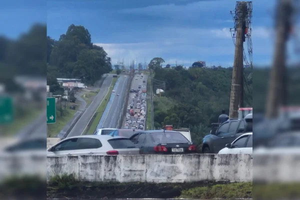 Batida entre dois carros causa trânsito quilométrico na DF-150