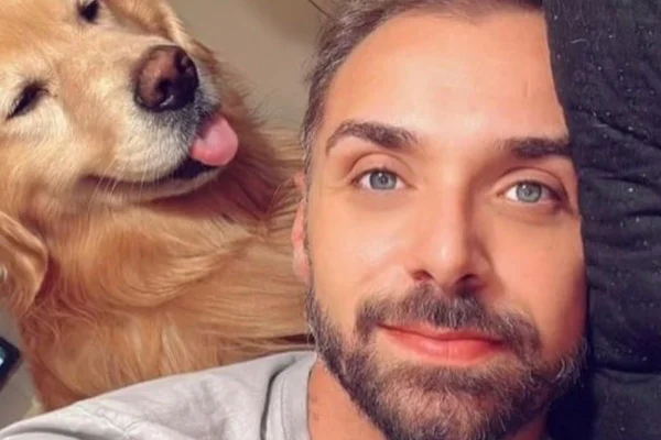Foto colorida de João Fantazzini com Joca - Metrópoles