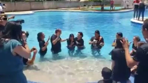 Bolsonaro participa de batismo da filha Laura: “Deus a abençoe”
