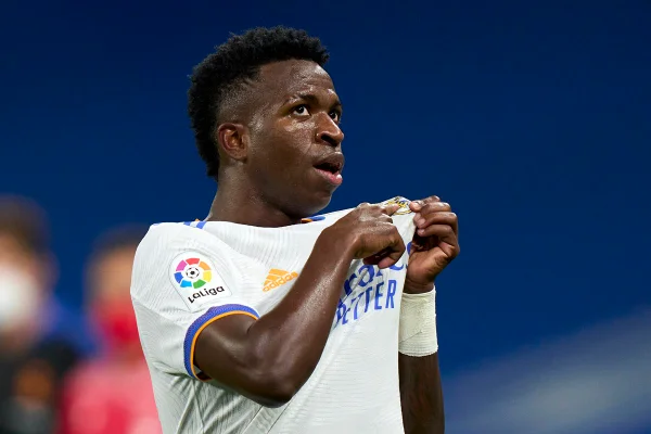 foto colorida de Vinícius Jr.