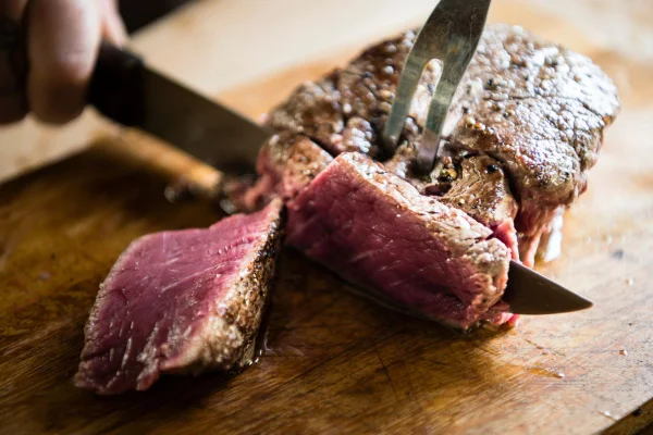 pedaço de carne sendo cortado