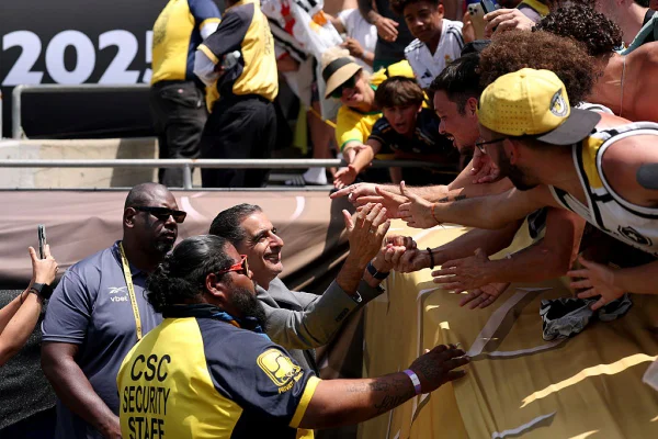 Foto colorida do treinador do Botafogo, Renato Paiva comemorando com torcedores - Metrópoles